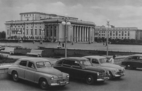 Театральная площадь в 1956 г. Фотография Л. А. Шишкина